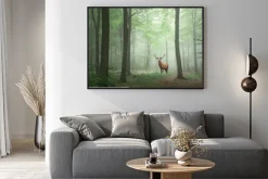 Plakat: Dostojny jeleń w zielonym lesie krajobraz