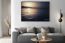 Plakat: Dramatyczna kolorowy krajobraz. morze, słońce i niebo