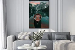 Plakat: Drewniana łódka na jeziorze z krajobrazem górskim w tle