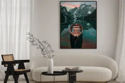 Plakat: Drewniana łódka na jeziorze z krajobrazem górskim w tle