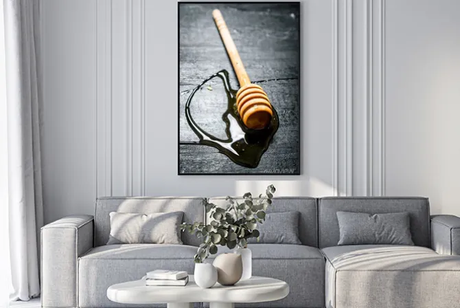 Plakat: Drewniana łyżka słodkiego miodu naturalnego.