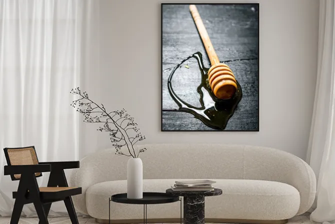 Plakat: Drewniana łyżka słodkiego miodu naturalnego.