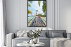 Plakat: Drewniany most na tropikalnej wyspie z palmami