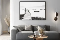 Plakat: Drewniany pomost nad spokojnym jeziorem w sepii