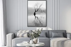 Plakat: Drzewo na jeziorze z górami w tle w czerni i bieli