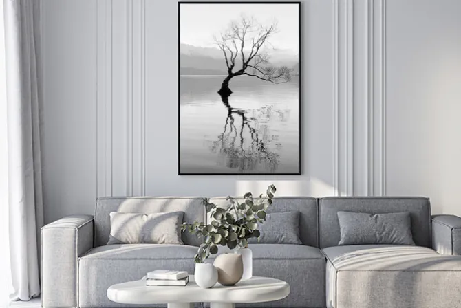 Plakat: Drzewo na jeziorze z górami w tle w czerni i bieli