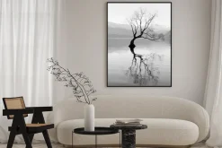 Plakat: Drzewo na jeziorze z górami w tle w czerni i bieli