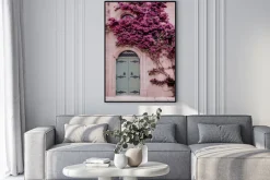 Plakat: Drzewo z różowymi kwiatami na tle pięknej architektury