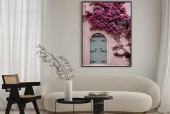 Plakat: Drzewo z różowymi kwiatami na tle pięknej architektury