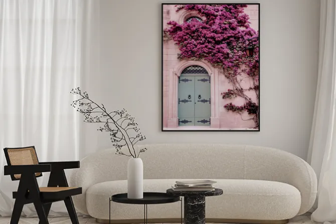 Plakat: Drzewo z różowymi kwiatami na tle pięknej architektury