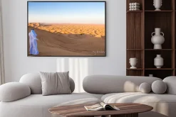 Plakat: Dubaj, mężczyzna w tradycyjnym stroju w obszarze desertic al