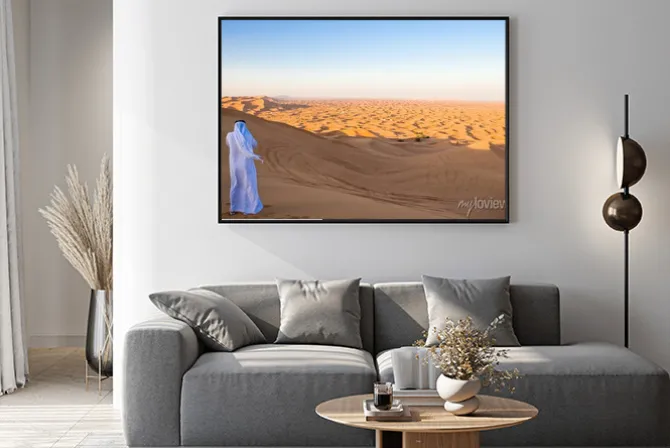 Plakat: Dubaj, mężczyzna w tradycyjnym stroju w obszarze desertic al