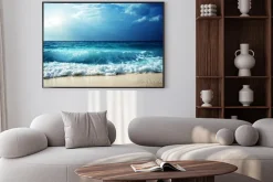 Plakat: Duże fale na plaży z piaskiem