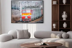 Plakat: Długi pociąg towarowy.