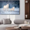 Plakat: Dwa białe konie biegną w polu w zimie