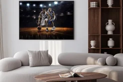 Plakat: Dwóch koszykarzy w działania w siłowni w światłach