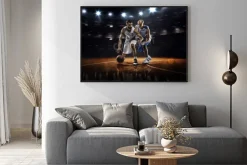 Plakat: Dwóch koszykarzy w działania w siłowni w światłach