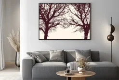 Plakat: Dwie sylwetki drzew bez liści