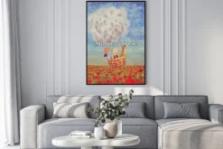 Plakat: Dzieci w balonie z dmuchawców nad polem maków