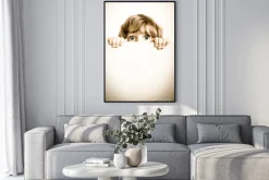 Plakat: Dziecko patrząc zza papieru puste