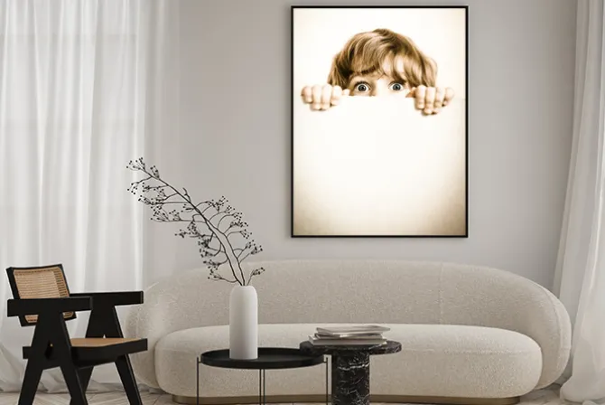 Plakat: Dziecko patrząc zza papieru puste