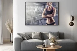 Plakat: Dziewczyna na tle siłowni