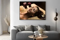 Plakat: Dziewczyna relaksuje w spa