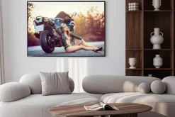 Plakat: Dziewczyna siedząca obok motocykla