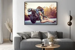 Plakat: Dziewczyna siedząca obok motocykla