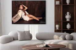 Plakat: Dziewczyna z ciemne włosy na sobie eleganckie futro stwarzających