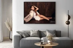 Plakat: Dziewczyna z ciemne włosy na sobie eleganckie futro stwarzających