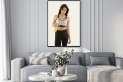 Plakat: Dziewczynka w odzieży sportowej z butelką