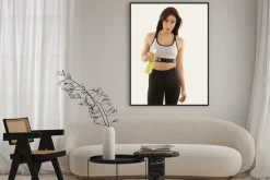 Plakat: Dziewczynka w odzieży sportowej z butelką