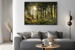 Plakat: Dziki jeleń i sarna w zielonym lesie