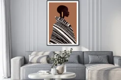 Plakat: Elegancka czarnoskóra kobieta w paskowanym płaszczu