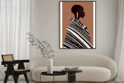 Plakat: Elegancka czarnoskóra kobieta w paskowanym płaszczu