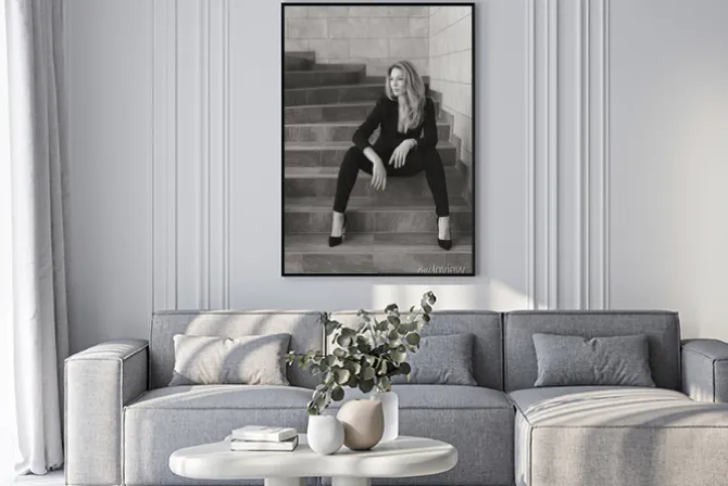 Plakat: Elegancka kobieta na schodach