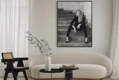 Plakat: Elegancka kobieta na schodach