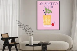 Plakat: Elegancki drink zdobiony wiśnią i ozdobnymi napisami