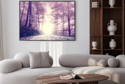 Plakat: Fantasy fioletowy kolor mglisty las drogowego. dreamy bajkowy