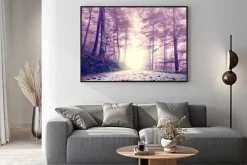 Plakat: Fantasy fioletowy kolor mglisty las drogowego. dreamy bajkowy