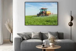 Plakat: Farmer rozpylanie zielonym polu pszenicy