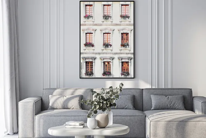 Plakat: Fasada budynku z kolorowymi kwiatami