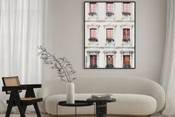 Plakat: Fasada budynku z kolorowymi kwiatami