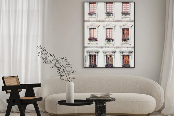 Plakat: Fasada budynku z kolorowymi kwiatami