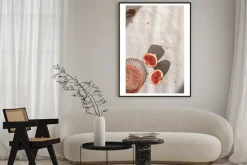 Plakat: Figi i kieliszek wina na lnianym obrusie