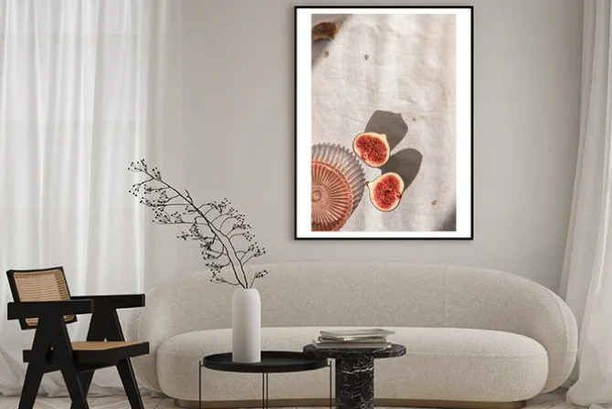 Plakat: Figi i kieliszek wina na lnianym obrusie