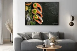 Plakat: Filety z łososia na czarnym kamieniu