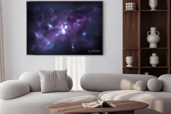 Plakat: Fioletowa mgławica w kosmosie
