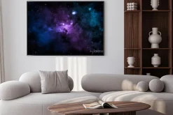Plakat: Fioletowa mgławica w przestrzeni kosmicznej